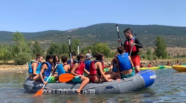 Experiencia de piragüismo y rafting para colegios en La Pinilla 