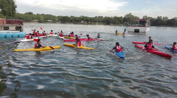 Programa de orientación y piragüismo para centros educativos en Parla 