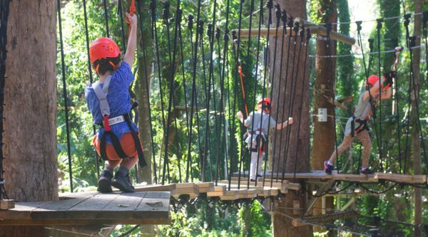 Jóvenes participantes realizando circuitos de aventura durante su viaje de fin de curso en Albacete 