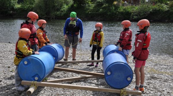 Jóvenes participantes realizando circuitos de aventura durante su viaje de estudios en Vizcaya 