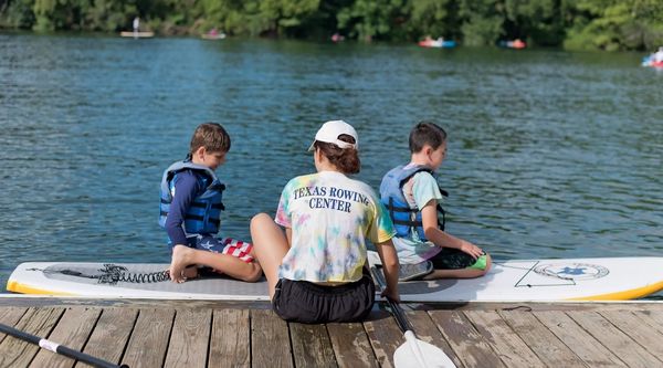 Grupo de estudiantes practicando kayak y paddle surf durante su despedida de ciclo en Álava 
