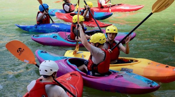Grupo de estudiantes practicando kayak y paddle surf durante su convivencia escolar en Salamanca 