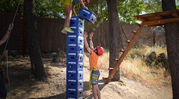 Grupo de alumnos de 6º de Primaria disfrutando de actividades adaptadas a su edad en Ávila 