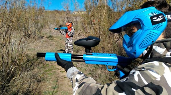 Estudiantes de centros educativos de Primaria posando felices durante su viaje de fin de curso en Menorca 