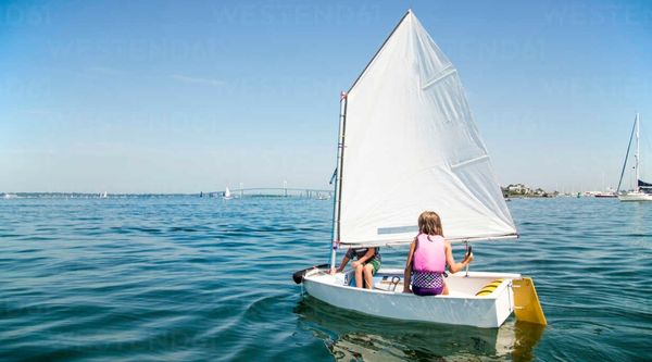 Jóvenes disfrutando de una jornada de vela y aventura en el agua durante su despedida de ciclo en Alicante 