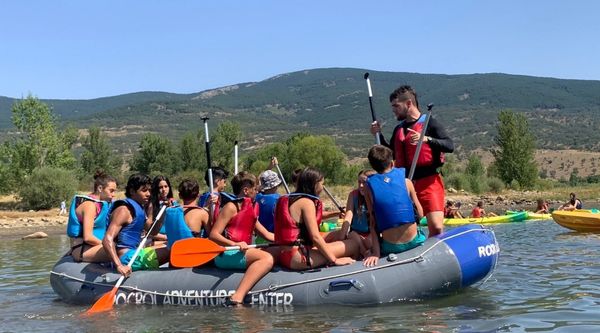 Grupo de estudiantes adolescentes de Secundaria disfrutando de su viaje de fin de estudios en Toledo 