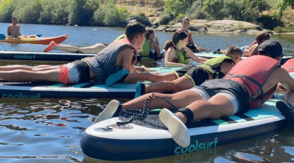Clase de cuarto de secundaria posando en grupo durante su estancia de fin de etapa en Huesca