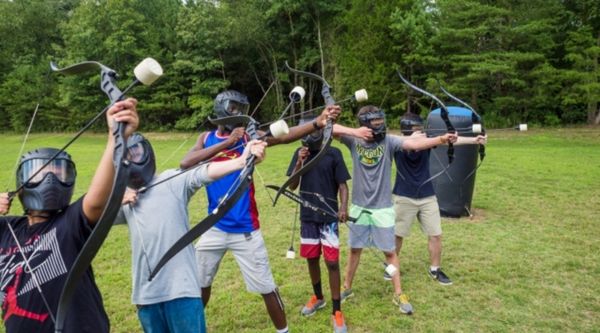 Clase de cuarto de secundaria posando en grupo durante su estancia de fin de etapa en Lugo 