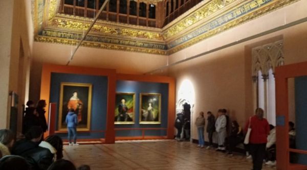 Alumnos y profesores atendiendo a las explicaciones del guía durante su viaje de fin de curso cultural por la ciudad de Girona 