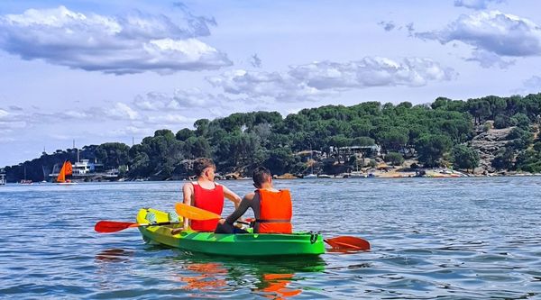 Jóvenes disfrutando de una jornada de vela y aventura en el agua durante su despedida de ciclo en Jaén