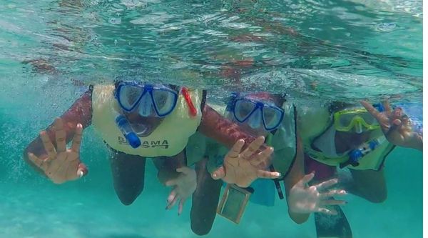 Jóvenes disfrutando de una jornada de vela y aventura en el agua durante su semana azul en Madrid