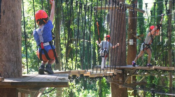 Estudiantes de centros educativos de Primaria posando felices durante su viaje de fin de curso en Guipúzcoa 