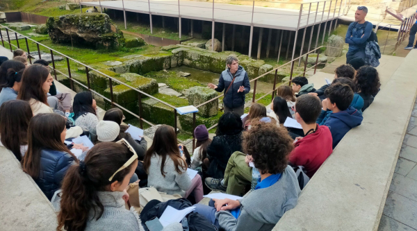 Alumnos y profesores descubriendo el patrimonio histórico durante su viaje de fin de curso cultural por el casco histórico de Almería 