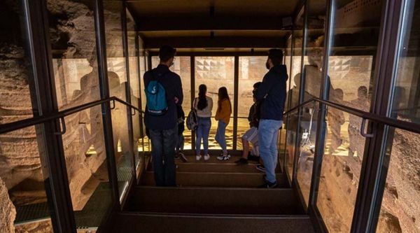 Alumnos y profesores realizando una visita guiada durante su viaje de estudios por el casco histórico de Burgos 