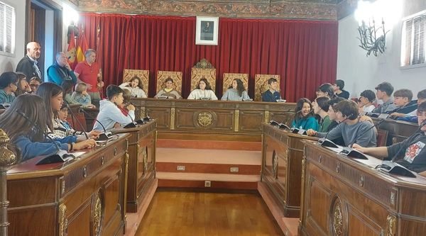 Alumnos y profesores realizando una visita guiada durante su viaje de estudios por el casco histórico de Valladolid 